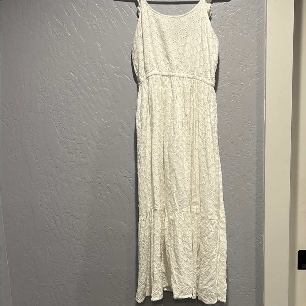 Elegant White Sleeveless Dress
